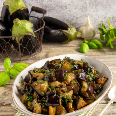 Melanzane in padella sono un contorno semplice, versatile e gustoso, perfetto per accompagnare qualsiasi piatto.