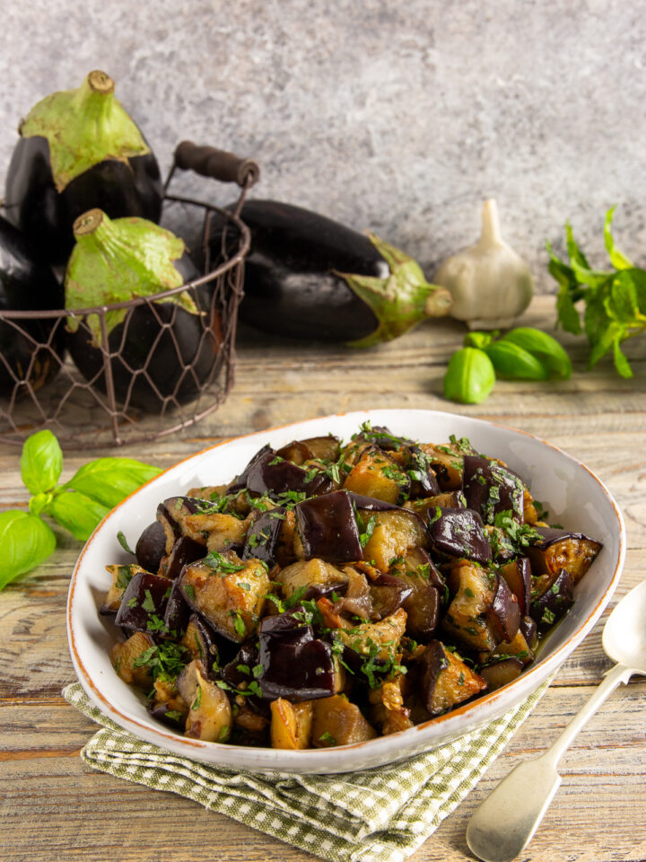 Melanzane in padella sono un contorno semplice, versatile e gustoso, perfetto per accompagnare qualsiasi piatto.