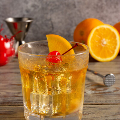 Old Fashioned E' una combinazione semplice ma elegante di bourbon o rye whiskey, zucchero, angostura bitters e una scorza di arancia.