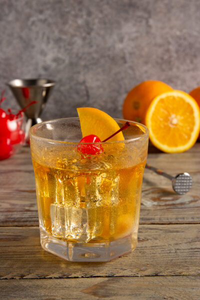 Old Fashioned E' una combinazione semplice ma elegante di bourbon o rye whiskey, zucchero, angostura bitters e una scorza di arancia.