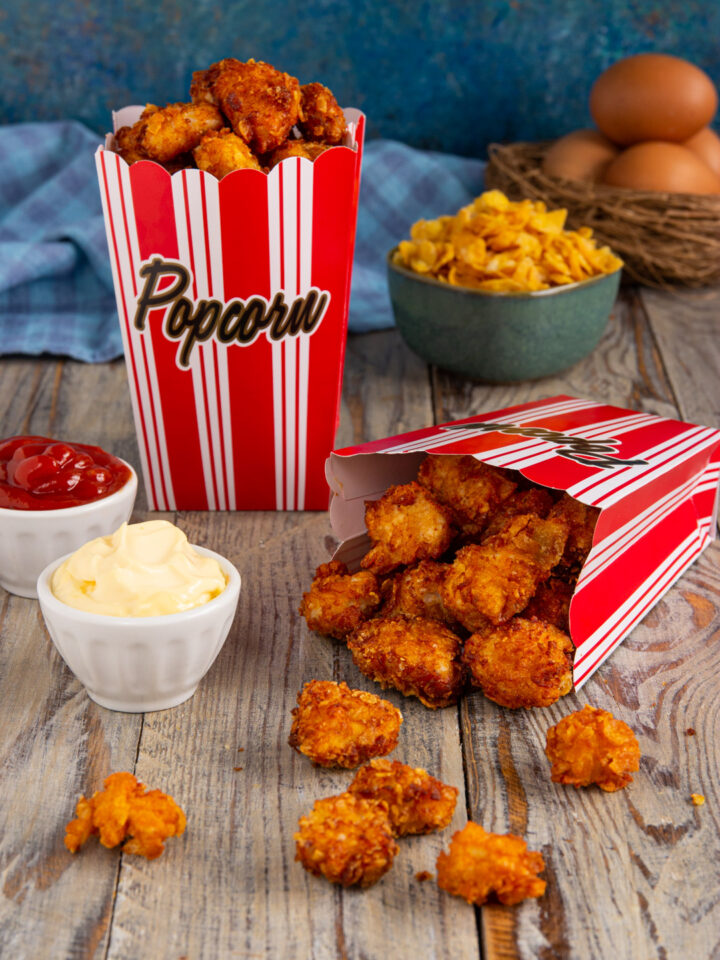 Pop corn di pollo sono un finger food sfizioso e croccante, perfetto per un aperitivo o come snack durante una festa.