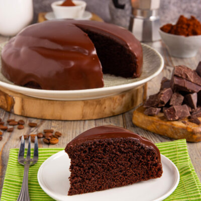 Torta brasiliana E' un dolce irresistibile che unisce i sapori ricchi e intensi del cioccolato e del caffè.