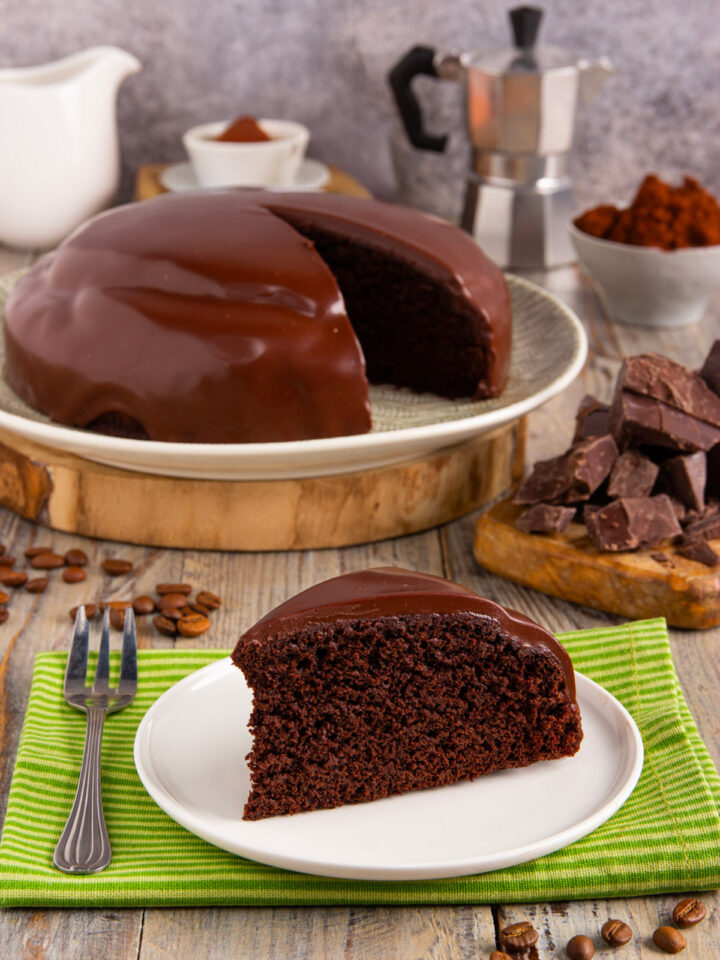 Torta brasiliana E' un dolce irresistibile che unisce i sapori ricchi e intensi del cioccolato e del caffè.
