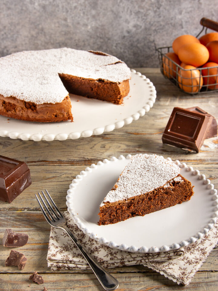 Torta cioccolatino Caratterizzata da una consistenza morbida e leggermente umida, ricorda proprio un grande cioccolatino ed è senza farina.