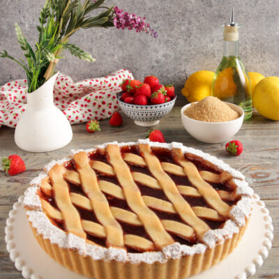 Crostata vegana E' un dolce perfetto per chi segue una dieta a base vegetale o cerca alternative leggere e salutari.