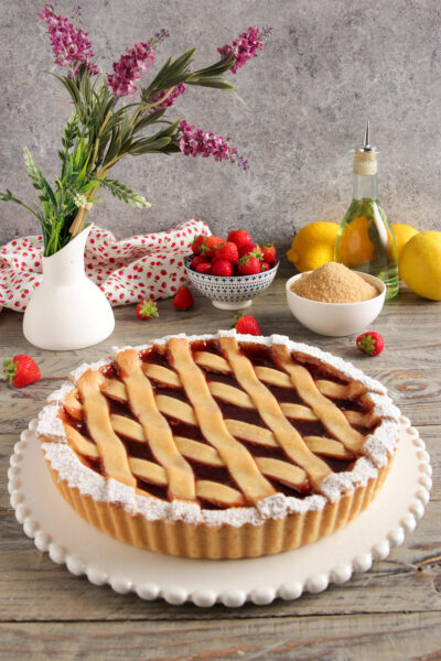 Crostata vegana E' un dolce perfetto per chi segue una dieta a base vegetale o cerca alternative leggere e salutari.