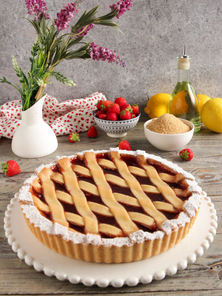 Crostata vegana E' un dolce perfetto per chi segue una dieta a base vegetale o cerca alternative leggere e salutari.