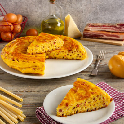 Frittata di pasta conosciuta anche come "frittata di maccheroni", è un piatto iconico della tradizione culinaria napoletana.