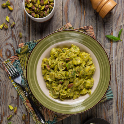 Tortellini al pesto di pistacchi e crema di stracchino un primo piatto semplice e sfiziosissimo