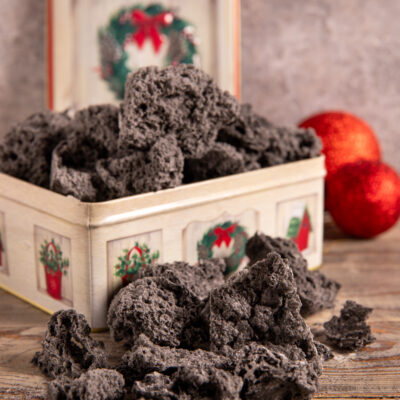 Carbone della Befana Il carbone della Befana, o zucchero roccia, è un dolce iconico della tradizione italiana, legato alla festività dell’Epifania.