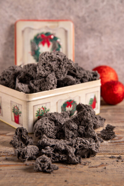 Carbone della Befana Il carbone della Befana, o zucchero roccia, è un dolce iconico della tradizione italiana, legato alla festività dell’Epifania.