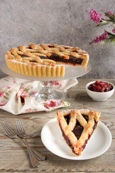Crostata con frolla senza uova Una deliziosa alternativa alla versione tradizionale, ideale per chi ha esigenze alimentari specifiche