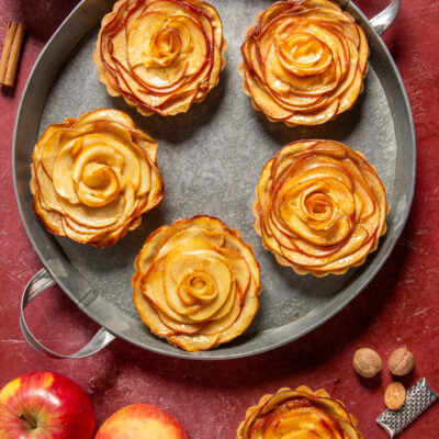 https://www.soniaperonaci.it/wp-content/uploads/2025/01/Crostatine-di-mele-2-400x400.jpg
