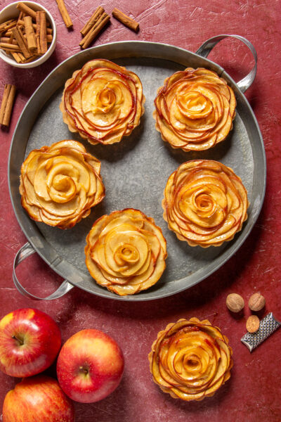 Crostatine di mele Piccoli scrigni di frolla che racchiudono un cuore di mele.