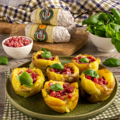 Cupcake di patate schiacciate con pesto, provola affumicata e salamini italiani alla cacciatora Dop