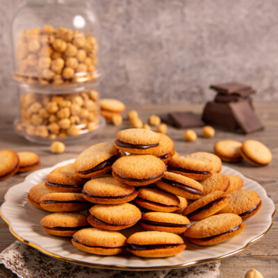 Damine deliziosi biscottini piemontesi con cialdine di nocciole e ripieno di cioccolato