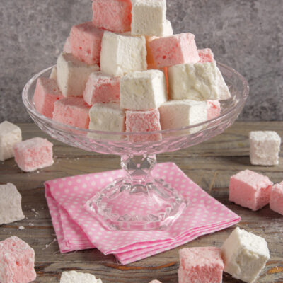 Marshmallow cubetti morbidi, leggeri come nuvole, perfetti da gustare così come sono o da utilizzare per decorare dolci e bevande.
