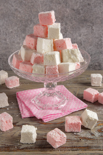 Marshmallow cubetti morbidi, leggeri come nuvole, perfetti da gustare così come sono o da utilizzare per decorare dolci e bevande.