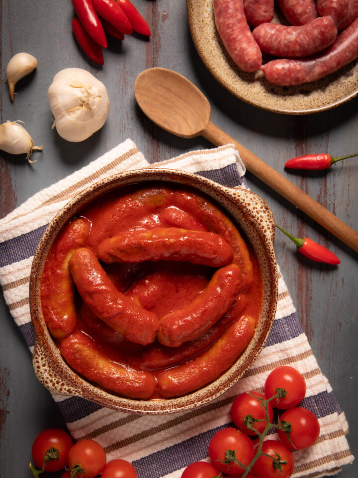Salsiccia al sugo Un piatto rustico e saporito della tradizione italiana