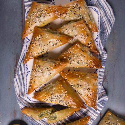 Spanakopita Tipici triangolini greci di pasta phillo ripieni di spinaci e Feta