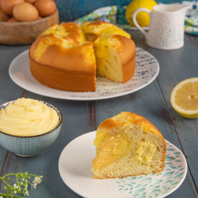 Torta Nua la vera magia sta nella crema pasticcera: che si adagia delicatamente all’interno dell’impasto.