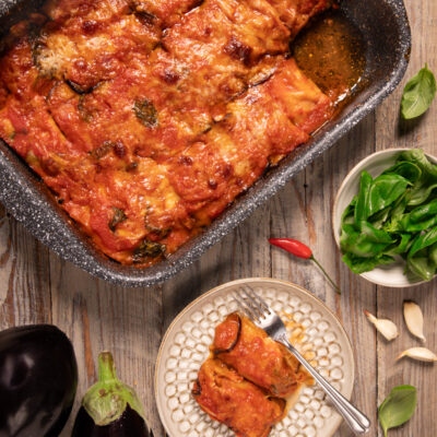 Cannelloni di melanzane Melanzane fritte, ripieno filante e un sugo di pomodoro profumato al basilico.