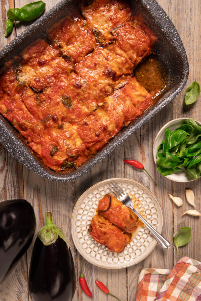 Cannelloni di melanzane Melanzane fritte, ripieno filante e un sugo di pomodoro profumato al basilico.