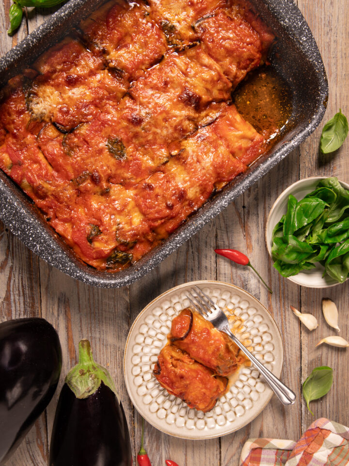 Cannelloni di melanzane Melanzane fritte, ripieno filante e un sugo di pomodoro profumato al basilico.