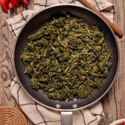 Cicoria ripassata in padella Saltata con aglio, olio extravergine e peperoncino, è un classico della tradizione romana.
