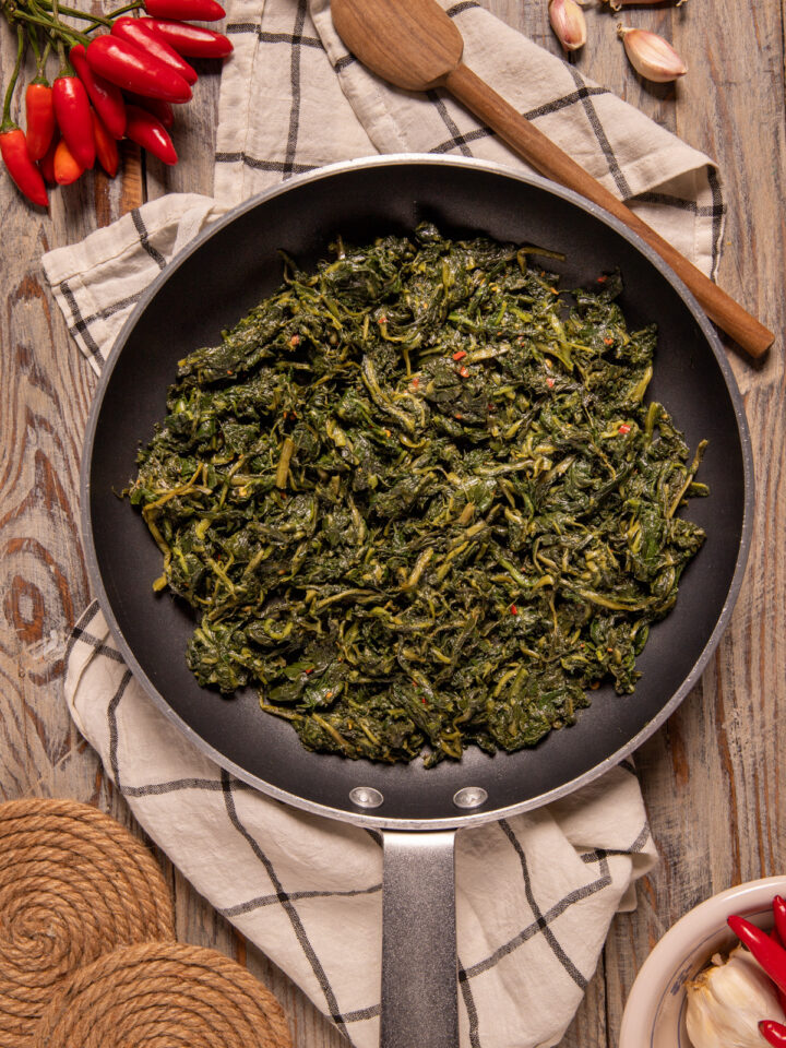 Cicoria ripassata in padella Saltata con aglio, olio extravergine e peperoncino, è un classico della tradizione romana.