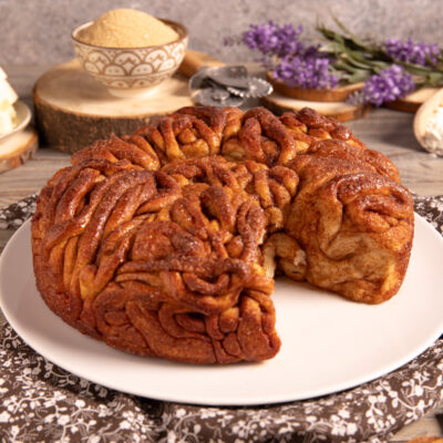 Cinnamon Tangle Cake un dolce soffice e lievitato, arricchito con burro, zucchero di canna e tanta cannella.