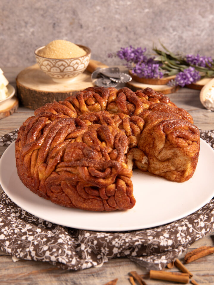Cinnamon Tangle Cake un dolce soffice e lievitato, arricchito con burro, zucchero di canna e tanta cannella.