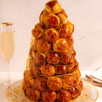 Croquembouche Bignè croccanti, crema vellutata e caramello dorato si uniscono in un dessert spettacolare e scenografico.
