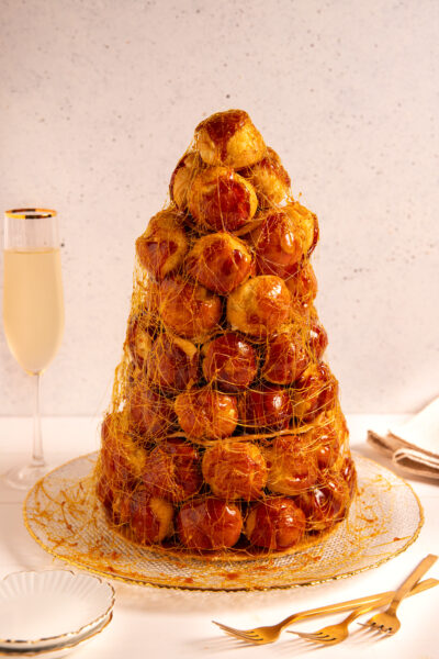 Croquembouche Bignè croccanti, crema vellutata e caramello dorato si uniscono in un dessert spettacolare e scenografico.