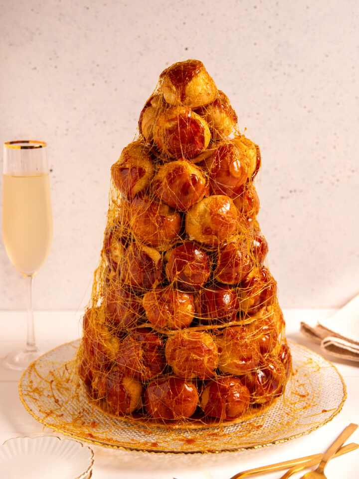 Croquembouche Bignè croccanti, crema vellutata e caramello dorato si uniscono in un dessert spettacolare e scenografico.