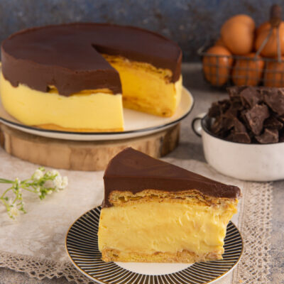Eclair cake il dolce che unisce la croccantezza della pasta choux, la delicatezza della crema pasticcera e l’intensità del cioccolato.