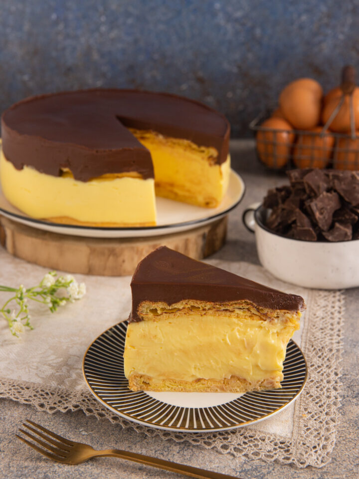Eclair cake il dolce che unisce la croccantezza della pasta choux, la delicatezza della crema pasticcera e l’intensità del cioccolato.