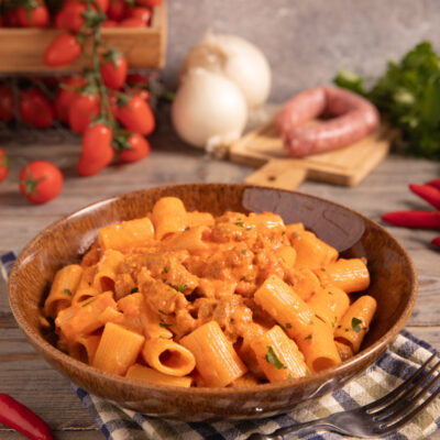 Pasta alla carcerata E' un piatto ricco e gustoso con salsiccia, pomodoro panna e Brandy.
