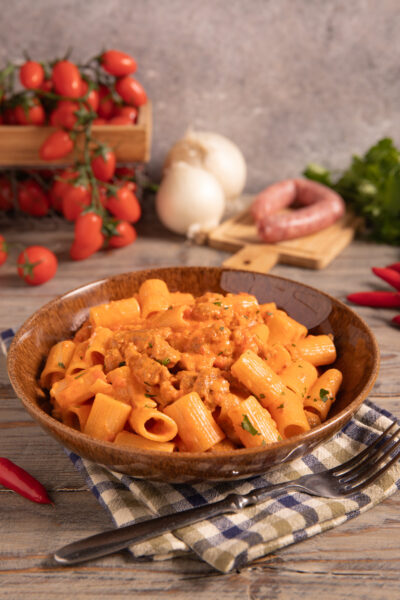 Pasta alla carcerata E' un piatto ricco e gustoso con salsiccia, pomodoro panna e Brandy.