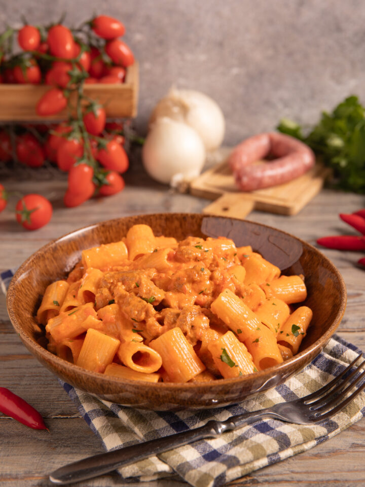Pasta alla carcerata E' un piatto ricco e gustoso con salsiccia, pomodoro panna e Brandy.