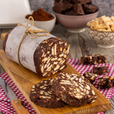 Salame di cioccolato senza uova Veloce e irresistibile, unisce biscotti croccanti e cioccolato fondente in un impasto cremoso.