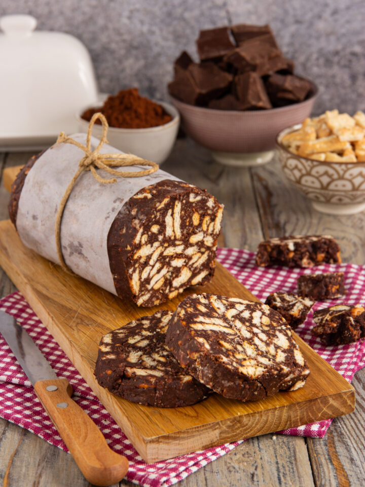 Salame di cioccolato senza uova Veloce e irresistibile, unisce biscotti croccanti e cioccolato fondente in un impasto cremoso.