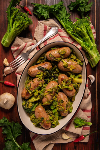 Salsiccia e friarielli le salsicce napoletane rosolate si uniscono ai friarielli saltati in padella.