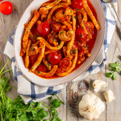 Seppie in umido Insaporite con il vino bianco e avvolte in un succulento sugo di pomodoro e prezzemolo.