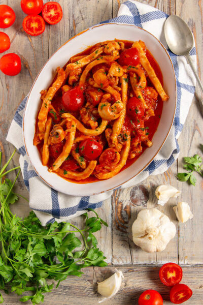 Seppie in umido Insaporite con il vino bianco e avvolte in un succulento sugo di pomodoro e prezzemolo.