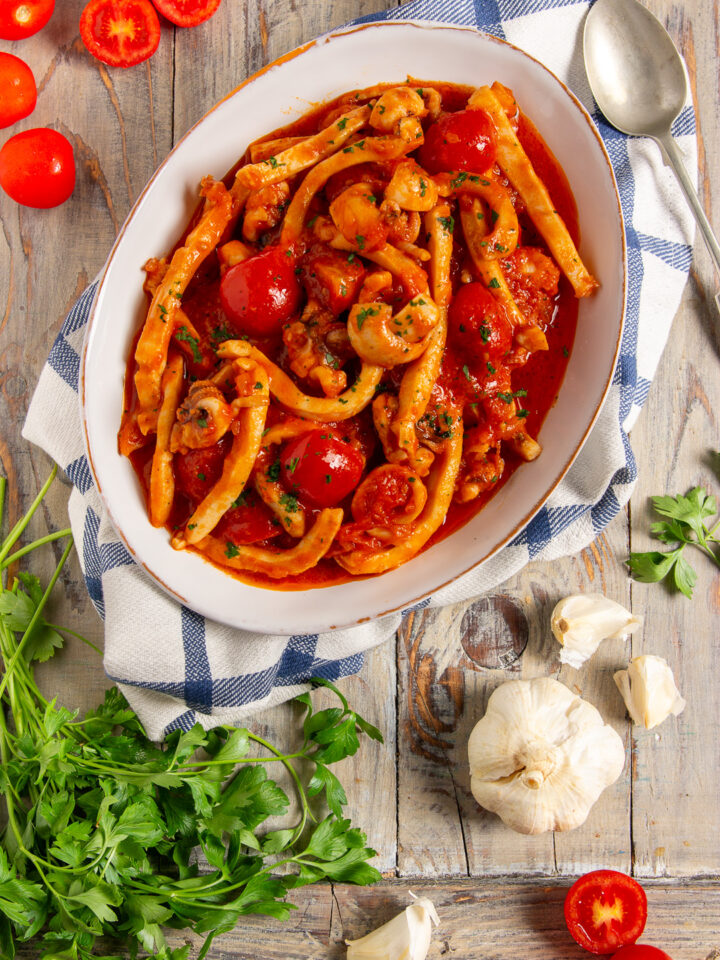 Seppie in umido Insaporite con il vino bianco e avvolte in un succulento sugo di pomodoro e prezzemolo.