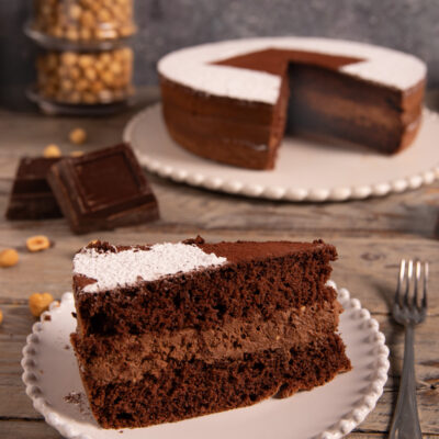 torta al cioccolato e crema di nocciole Unisce la morbidezza del pan di Spagna al cacao con una crema vellutata al cioccolato e alla pasta di nocciole.