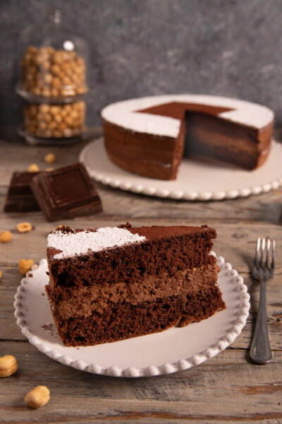 torta al cioccolato e crema di nocciole Unisce la morbidezza del pan di Spagna al cacao con una crema vellutata al cioccolato e alla pasta di nocciole.