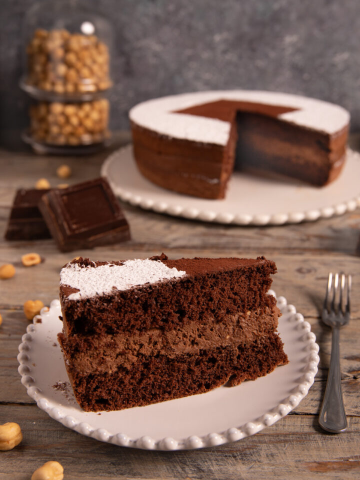 torta al cioccolato e crema di nocciole Unisce la morbidezza del pan di Spagna al cacao con una crema vellutata al cioccolato e alla pasta di nocciole.