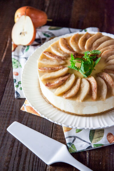 Cheesecake senza glutine pere e cannella un dessert autunnale dal sapore speziato e avvolgente